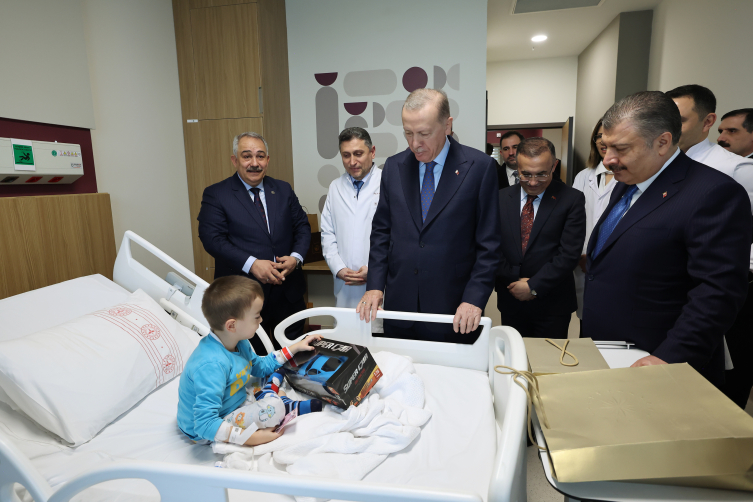 Cumhurbaşkanı Erdoğan hastanede tedavi gören çocukları ziyaret etti