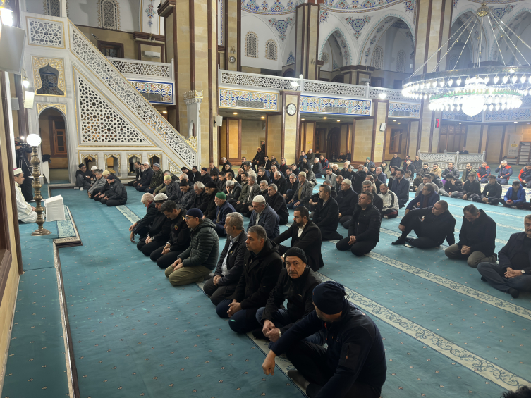 Adana'da depremlerde hayatını kaybedenler anıldı