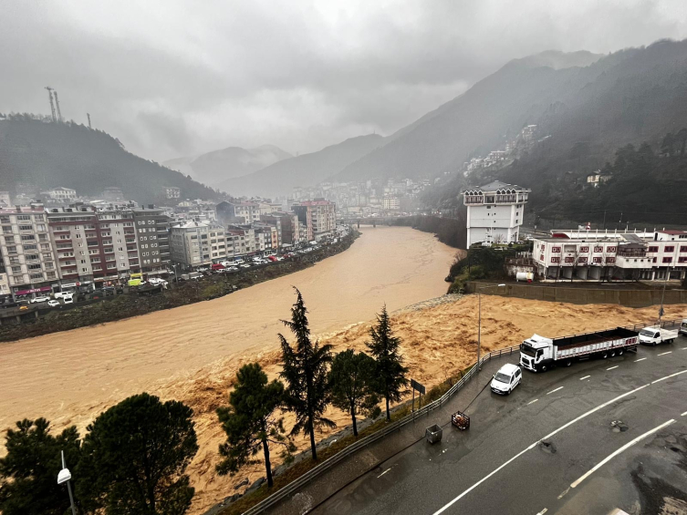 Artvin'de sel ve heyelan riski nedeniyle 5 bina boşaltıldı