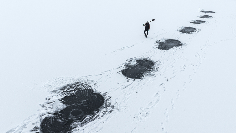 "Eskimo usulü" balıkçılıkla ekmeklerini buzun altından çıkarıyorlar