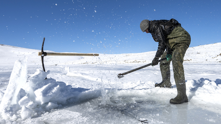 "Eskimo usulü" balıkçılıkla ekmeklerini buzun altından çıkarıyorlar