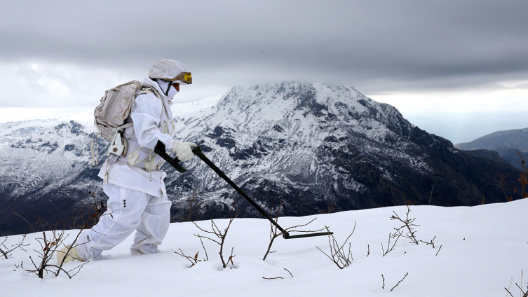 JÖH'lerden 2 metreyi bulan karda operasyon