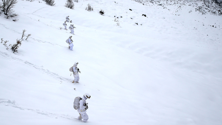 JÖH'lerden 2 metreyi bulan karda operasyon
