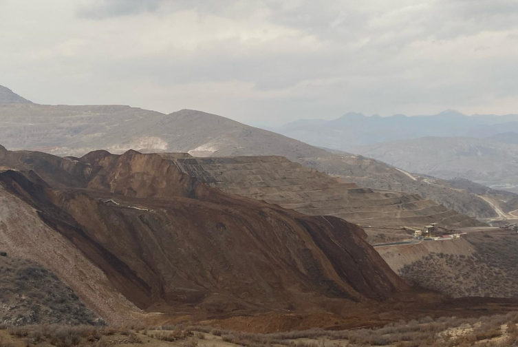Maden sahasında toprak kayması: 9 işçiyi arama çalışmaları sürüyor