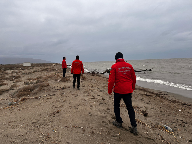 Marmara'da batan geminin mürettebatını arama çalışmaları sürüyor