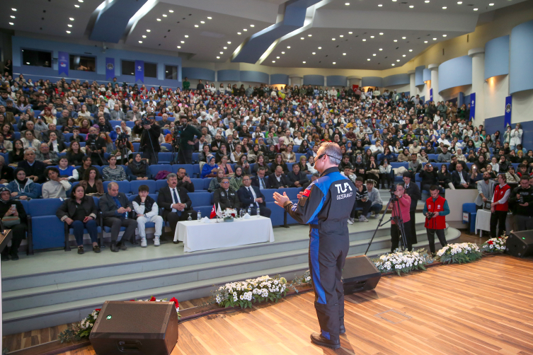 Astronot Gezeravcı üniversitelilerle buluştu
