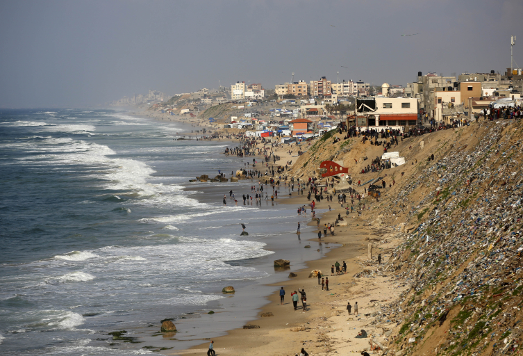 İsrail'in zorla aç bıraktığı Gazzeliler, havadan indirilen yardımlar için sahile akın etti