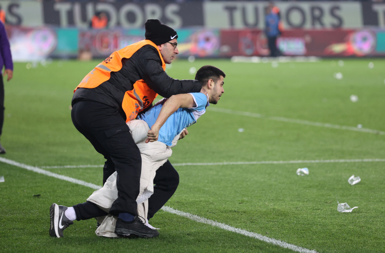 Trabzonspor-Fenerbahçe maçının ardından saha içinde arbede yaşandı
