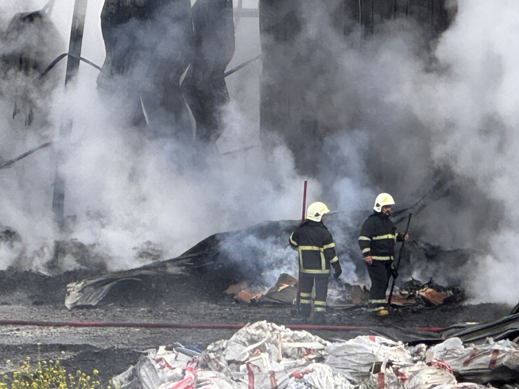 Adana Hacı Sabancı Organize Sanayi Bölgesi'ndeki plastik fabrikasında çıkan yangın. Kaynak:AA