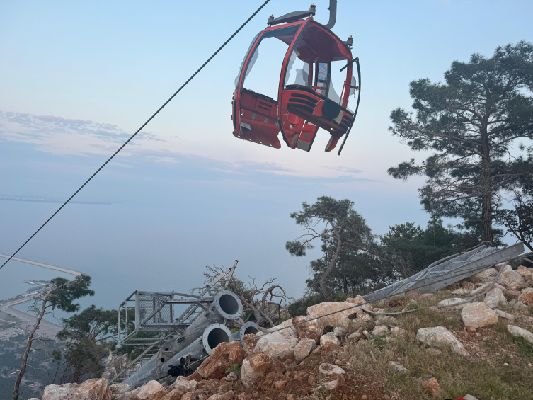 Antalya'da teleferikte mahsur kalan 128 kişi kurtarıldı