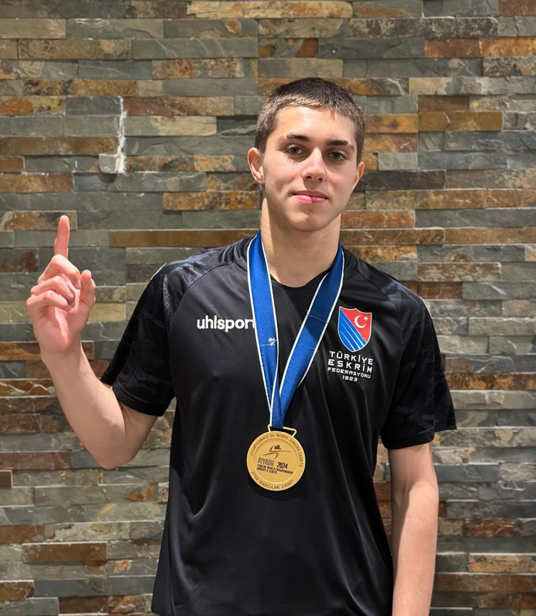 Eskrimci Doruk Erolçevik, yıldızlarda dünya şampiyonu oldu