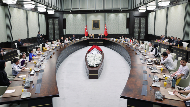 Cumhurbaşkanı Erdoğan, Bakan Tekin ve beraberindeki çocukları kabul etti