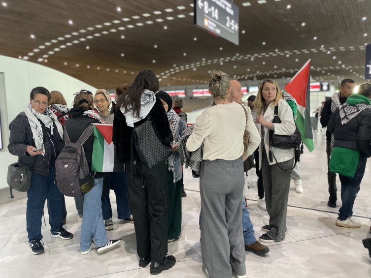 Fransa'ya girişine izin verilmeyen Filistinli cerrah Ebu Sitte Londra'ya döndü