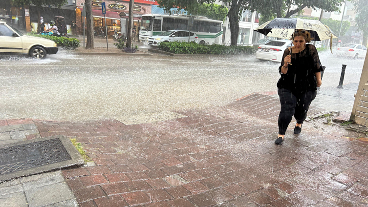 Adana'da sağanak etkili oldu