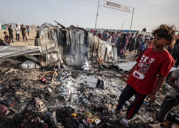 İsrail savaş uçakları, Refah ilinin kuzeybatısında yerinden edilmiş Filistinlilerin kaldığı çadır kampı bombaladı. Saldırıda aralarında çocukların da bulunduğu onlarca Filistinli hayatını kaybetti.