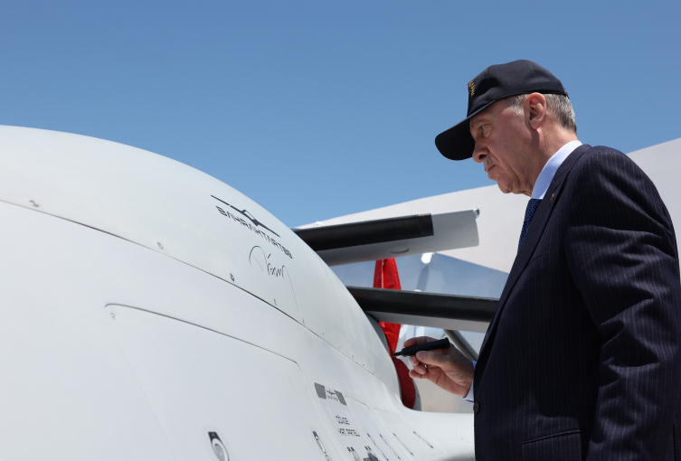 Cumhurbaşkanı Erdoğan, İzmir Doğanbey Tatbikat Bölgesi'nde açılan Savunma Sanayii Fuarı'nı gezdi