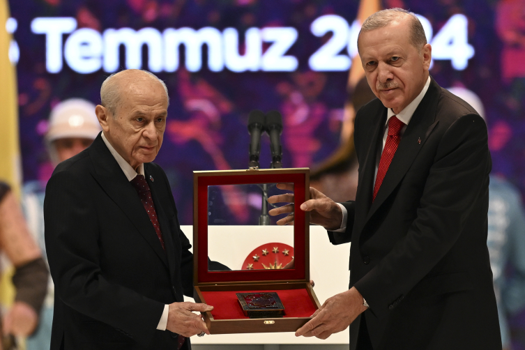 Devlet Bahçeli, Cumhurbaşkanı Erdoğan'a Kur'an-ı Kerim hediye etti