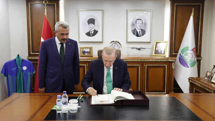 Cumhurbaşkanı Erdoğan"dan Rize Valiliği'ne ziyaret