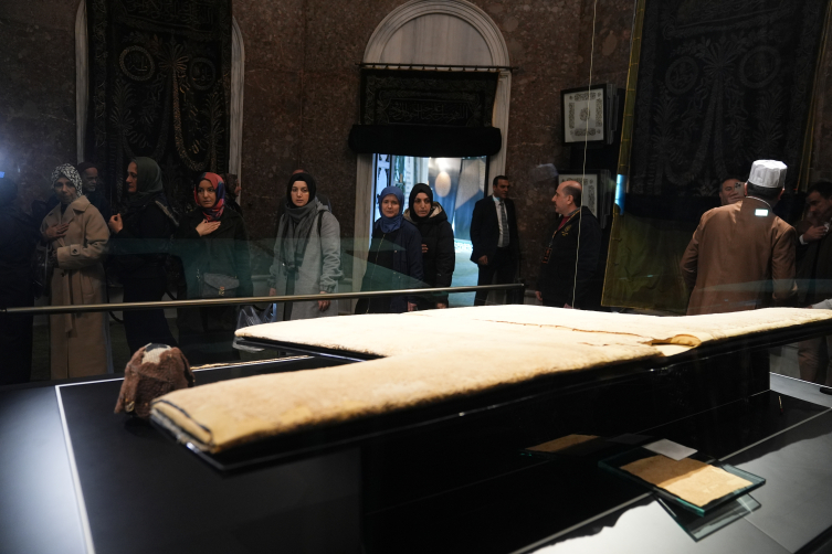 Hırka-i Şerif ziyarete açıldı