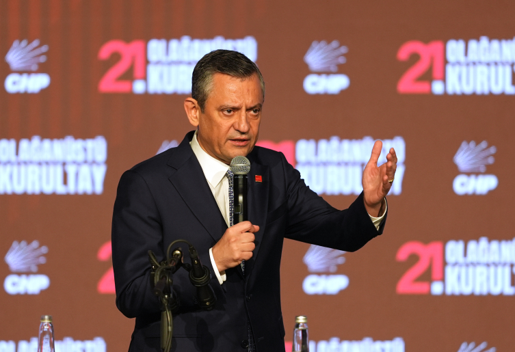 Özgür Özel yeniden CHP Genel Başkanı seçildi