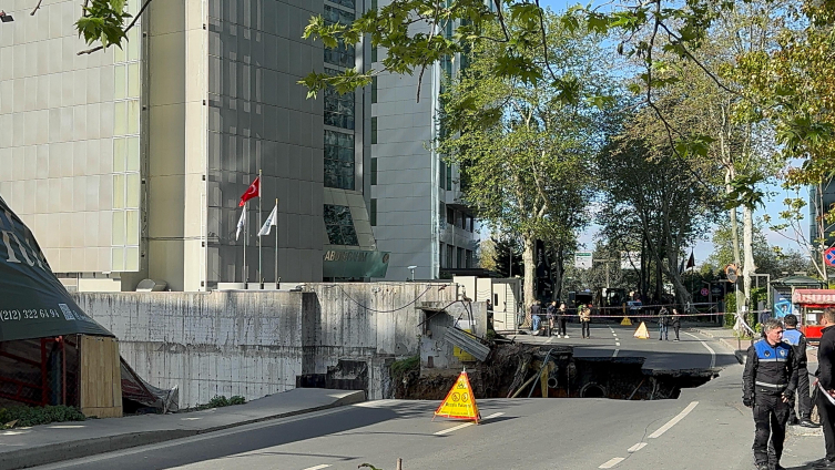 İstanbul Sarıyer'de yol çöktü
