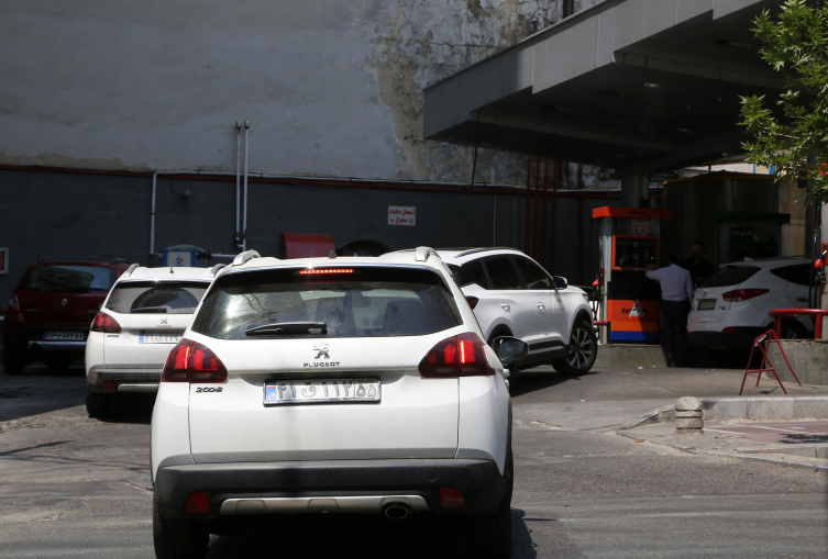 İran’da benzin istasyonlarında kuyruk oluştu