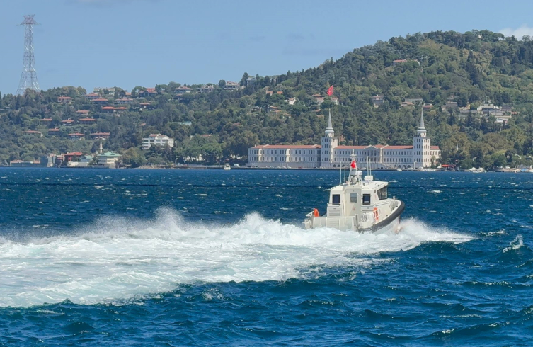 İstanbul Boğazı'nda kaybolan Rus yüzücüyü arama çalışmaları sürüyor