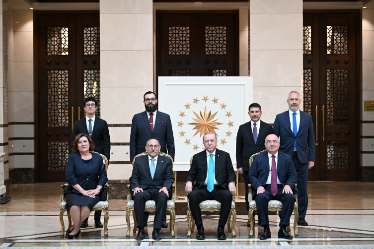 Paraguay Büyükelçisi Cirilo Guillermo Sosa Flores, Cumhurbaşkanı Erdoğan'a güven mektubunu sundu. Büyükelçilik mensupları ve aile fertlerini takdim eden büyükelçiler, Cumhurbaşkanı Erdoğan ile hatıra fotoğrafı çektirdi.