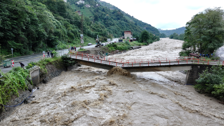 Bakan Uraloğlu ve Bak Rize'de: Sel bölgesinde çalışmalar sürüyor