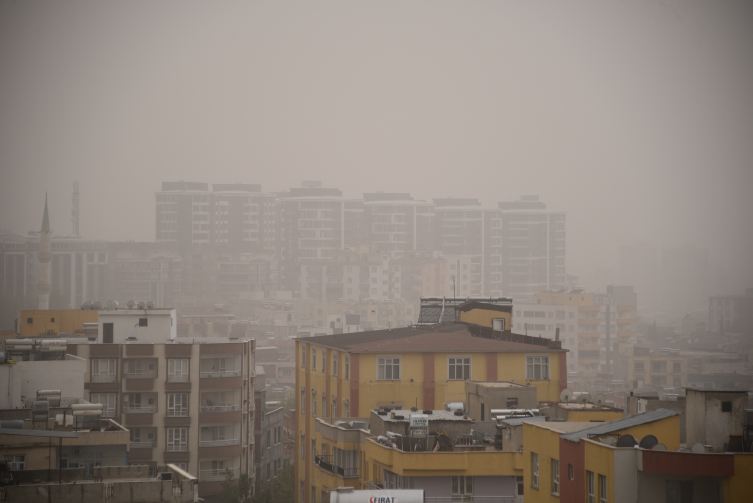 Şanlıurfa’da toz taşınımı etkili oldu