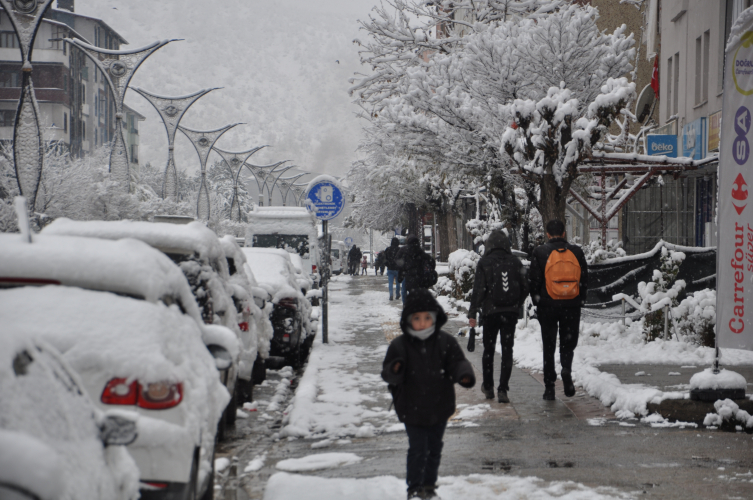 Bitlis'te eğitime kar engeli