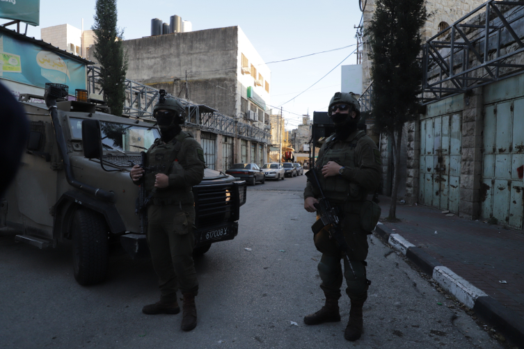 İsrailli işgalciler Batı Şeria'da Filistinlilere saldırıyor