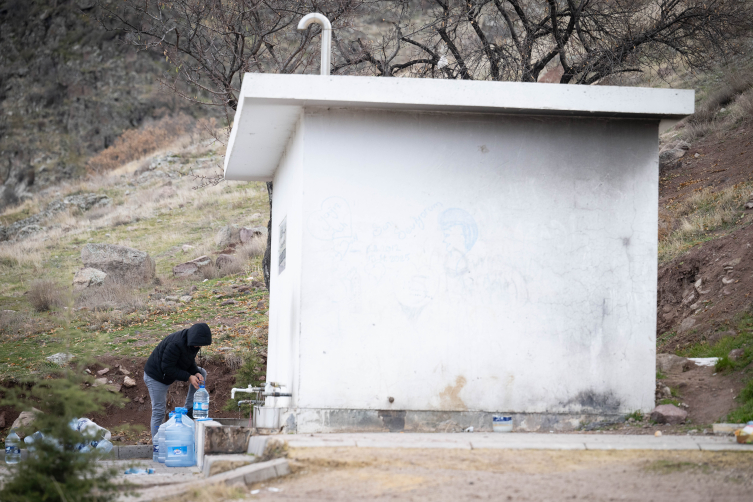 Ankara'da vatandaşlar çeşmelerden su doldurdu