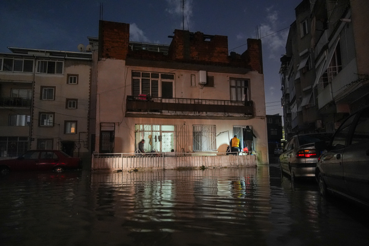 İzmir'de yollar göle döndü