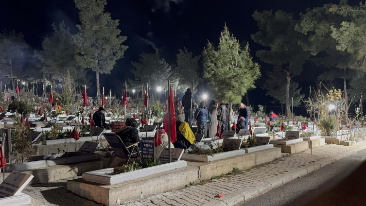 Depremlerin üçüncü yılında mezarlık ziyaretleri geceden başladı