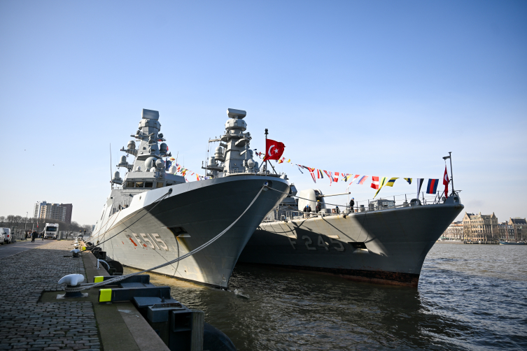Türk donanması Hollanda basınını büyüledi