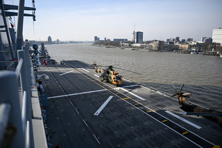 Türk donanması Hollanda basınını büyüledi