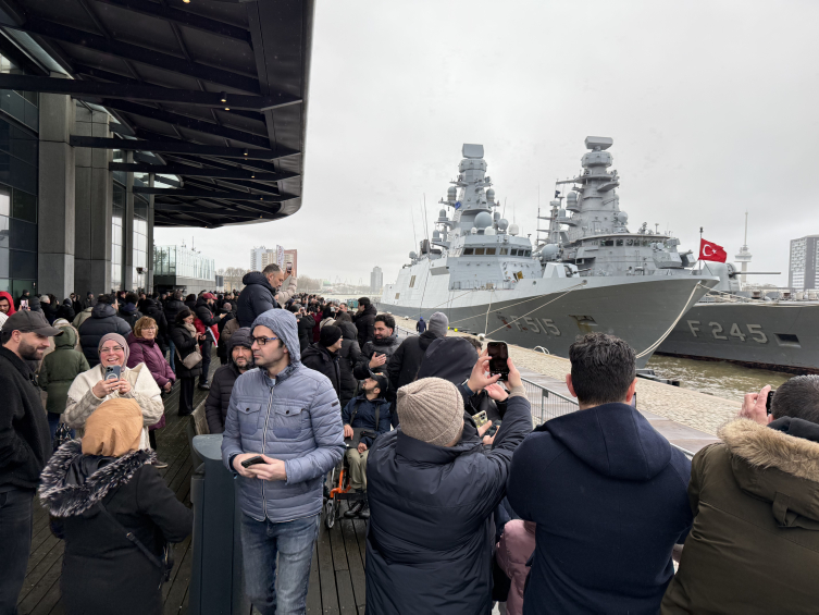 Tatbikatlar kapsamında gittikleri ülkelerde limana demirleyen Türk gemileri ziyaretçilerin akınına uğradı. Foto: AA