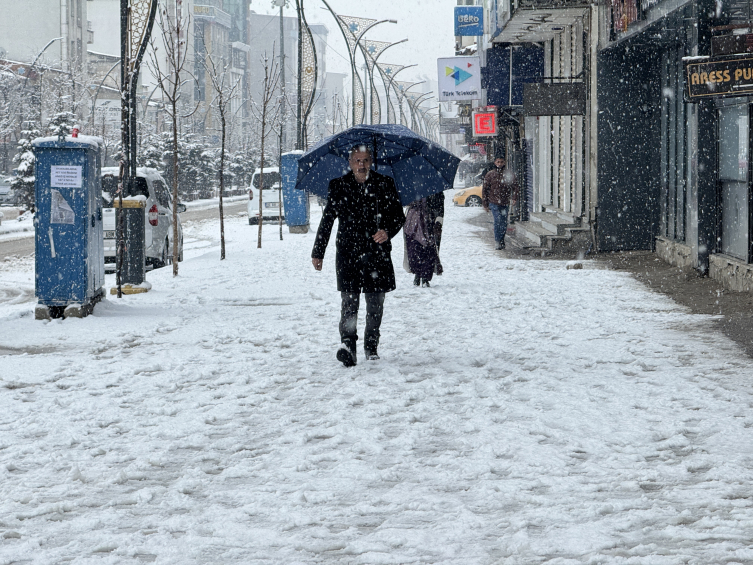 Hakkari merkez ve Yüksekova'da eğitime bir gün ara verildi