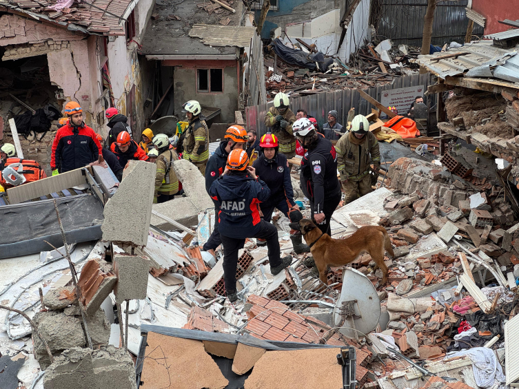İstanbul Fatih'te 2 bina çöktü
