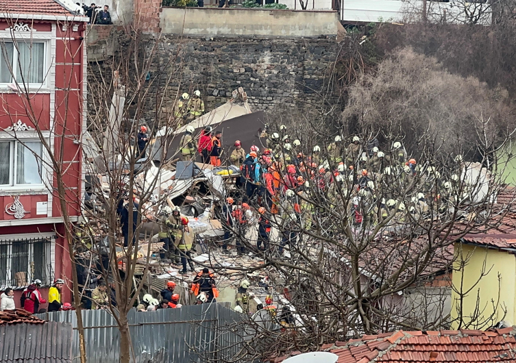 İstanbul Fatih'te 2 bina çöktü