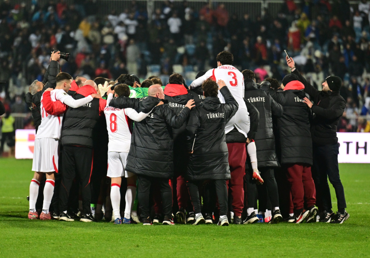 A Milli Futbol Takımımıza tebrik yağdı