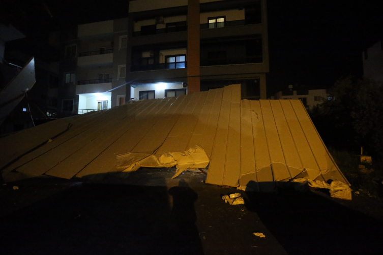 Hatay'da fırtına: Tekneler battı, çatılar uçtu, ağaçlar devrildi