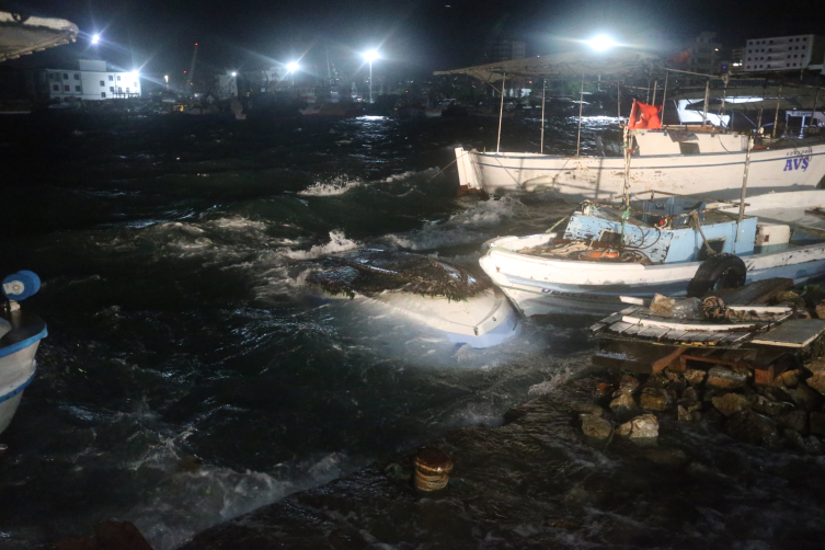 Hatay'da fırtına: Tekneler battı, çatılar uçtu, ağaçlar devrildi