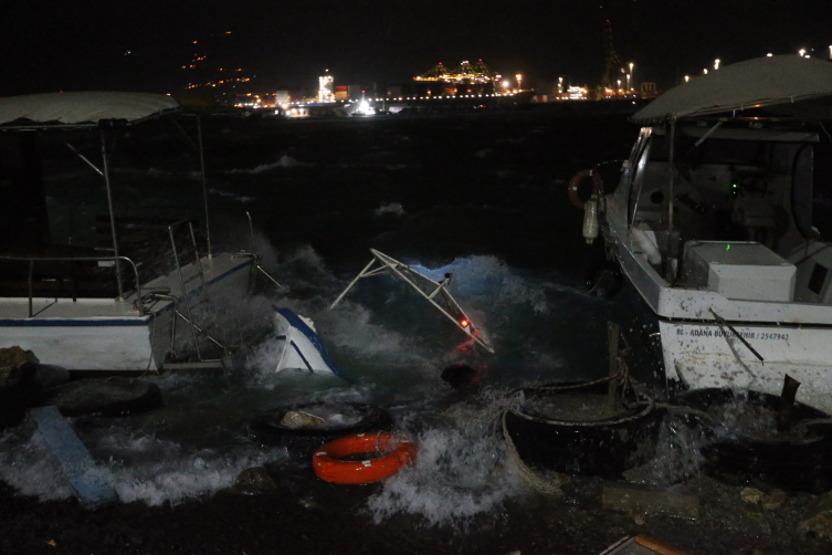Hatay'da fırtına: Tekneler battı, çatılar uçtu, ağaçlar devrildi