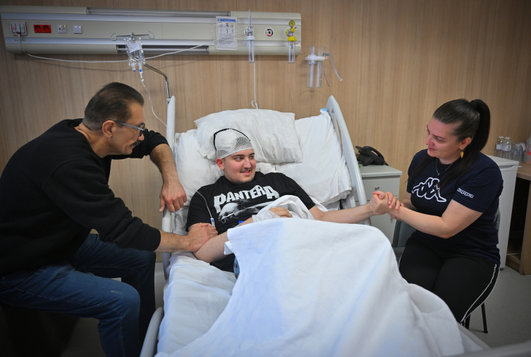 Beyin tümörü tedavisini tamamlayan Efe üniversite yolunda