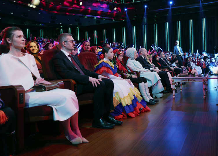 Burhanettin Duran: Çocuk sesi insanlığın umududur