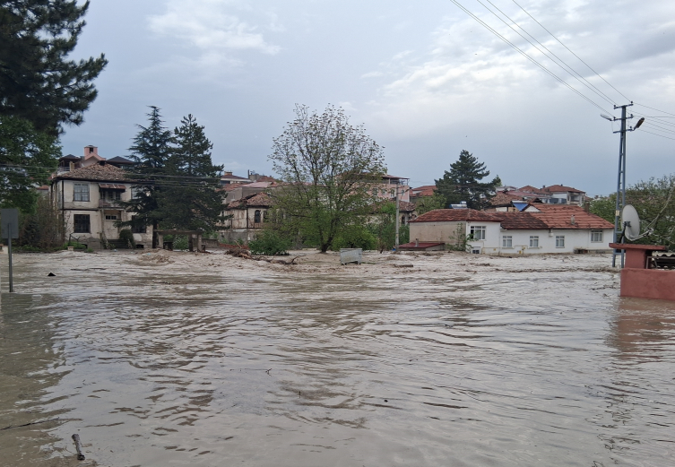 Samsun'da sağanak sele dönüştü: Cadde ve sokaklar sular altında
