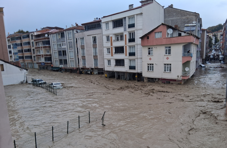 Samsun'da sağanak sele dönüştü: Cadde ve sokaklar sular altında