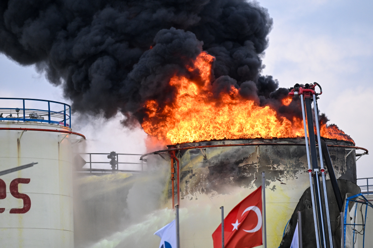 Mersin'de akaryakıt depolama tesisinde yangın: 1 ölü
